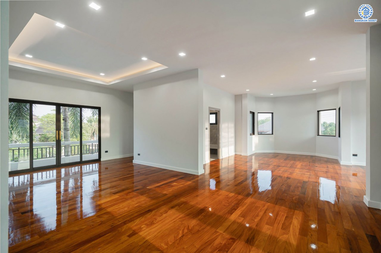 บ้านมือสองตกแต่งใหม่ โครงการ กฤษดานคร20 ปิ่นเกล้า-บรมราชชนนี บ้านหลังมุม ติดทะเลสาบ บนเนื้อที่กว้างมากถึง 238 ตร.ว. ตกแต่งด้วยวัสดุเกรดพรีเมี่ยม ฟังก์ชัน 5 ห้องนอน 6 ห้องน้ำ 1 ห้องอเนกประสงค์ 4 ที่จอดรถ พร้อมทั้งเปลี่ยนระบบไฟฟ้า สุขาภิบาล ทำเลศักยภาพ ติดถนนบรมราชชนนี ใกล้มหาวิทยาลัยมหิดล และเพียง 10 นาทีถึงเซ็นทรัล ปิ่นเกล้า